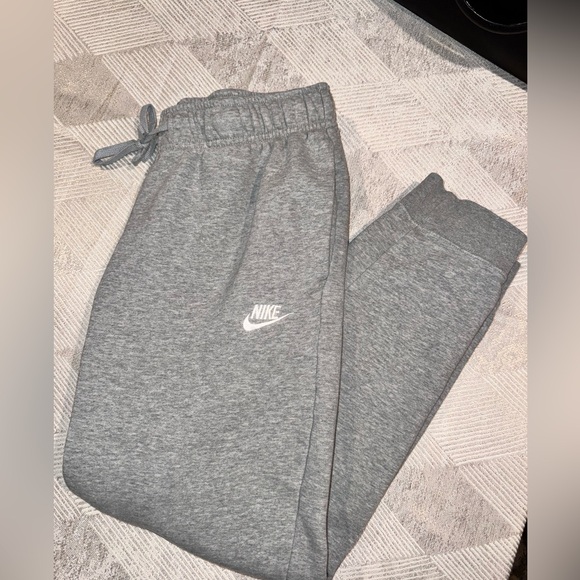 Nike Sportswear Club Fleece Women's Sz M Mid-Rise Joggers - DQ5191-063 - Picture 1 of 10